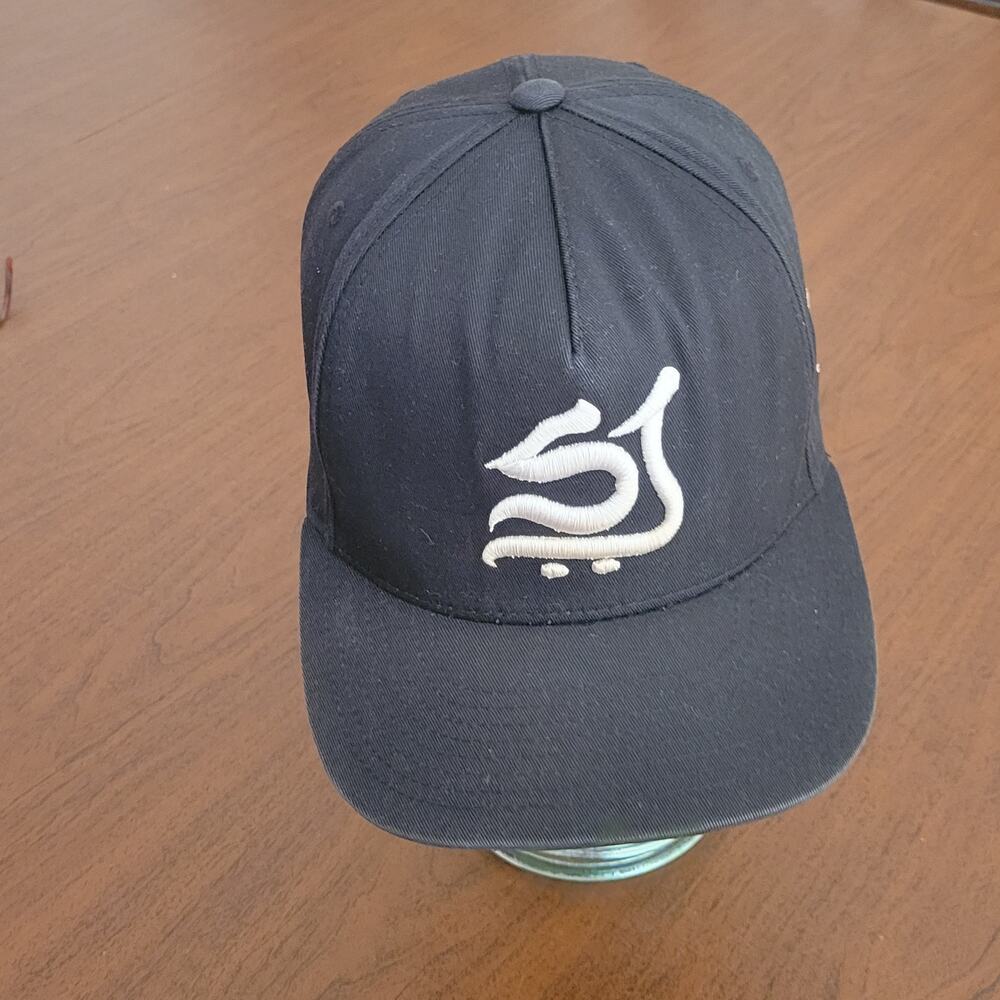 The Classics Yupoong Mens Black White Embroidrement hat snapback one size